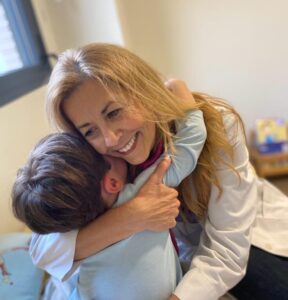 Dra. Susana Raggio con paciente pediátrico